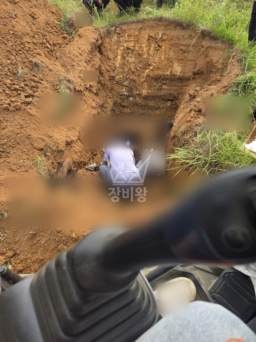 경기 구리시 교문동 포크레인 기초 작업 현장