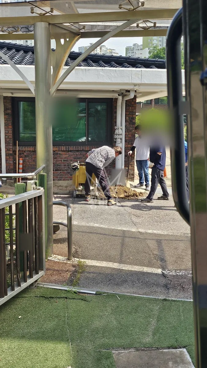 광주 포크레인 철거 작업 현장