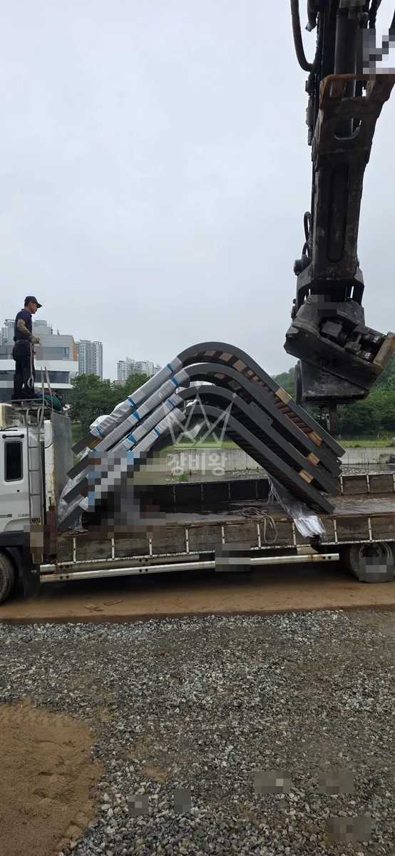 경기 화성시효행구 포크레인 기초 작업 현장