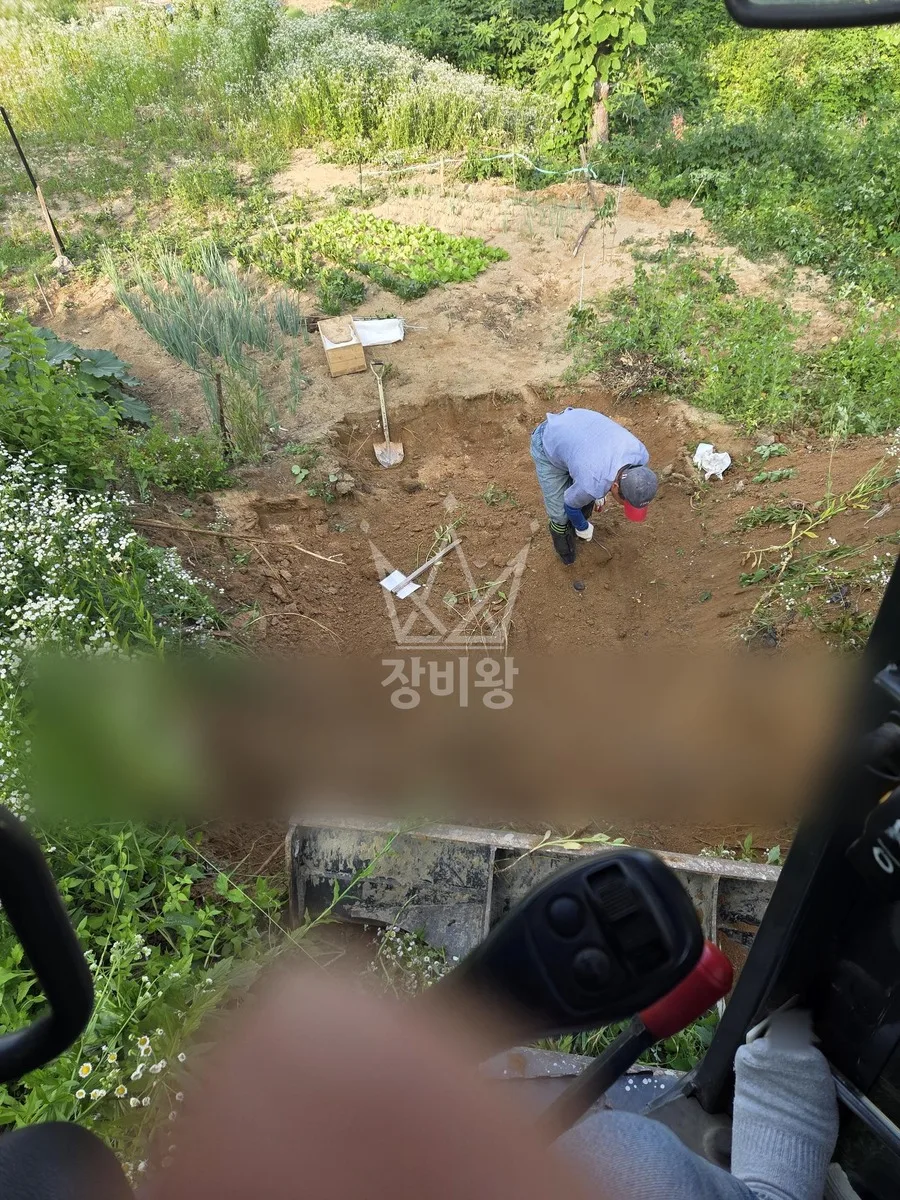 강원 횡성군 포크레인 도로 작업 현장