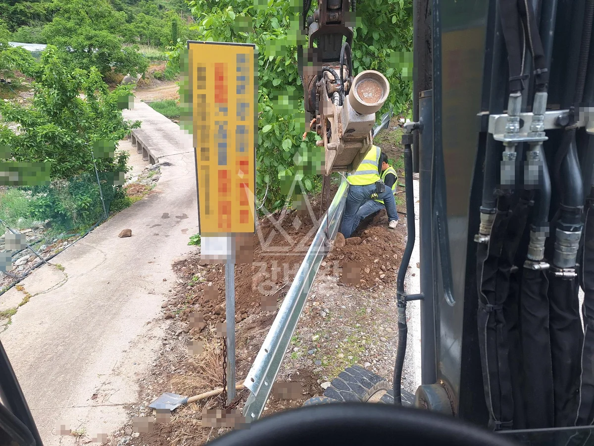 충북 괴산군 포크레인 기초 작업 현장