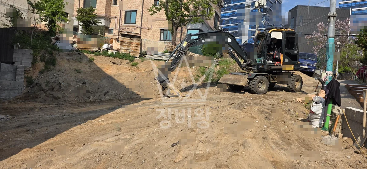 부산 중구 포크레인 터파기 작업 현장