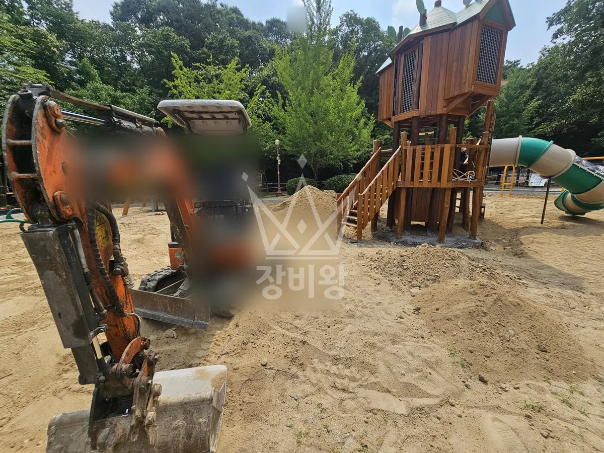 경기 가평군 포크레인 도로 작업 현장