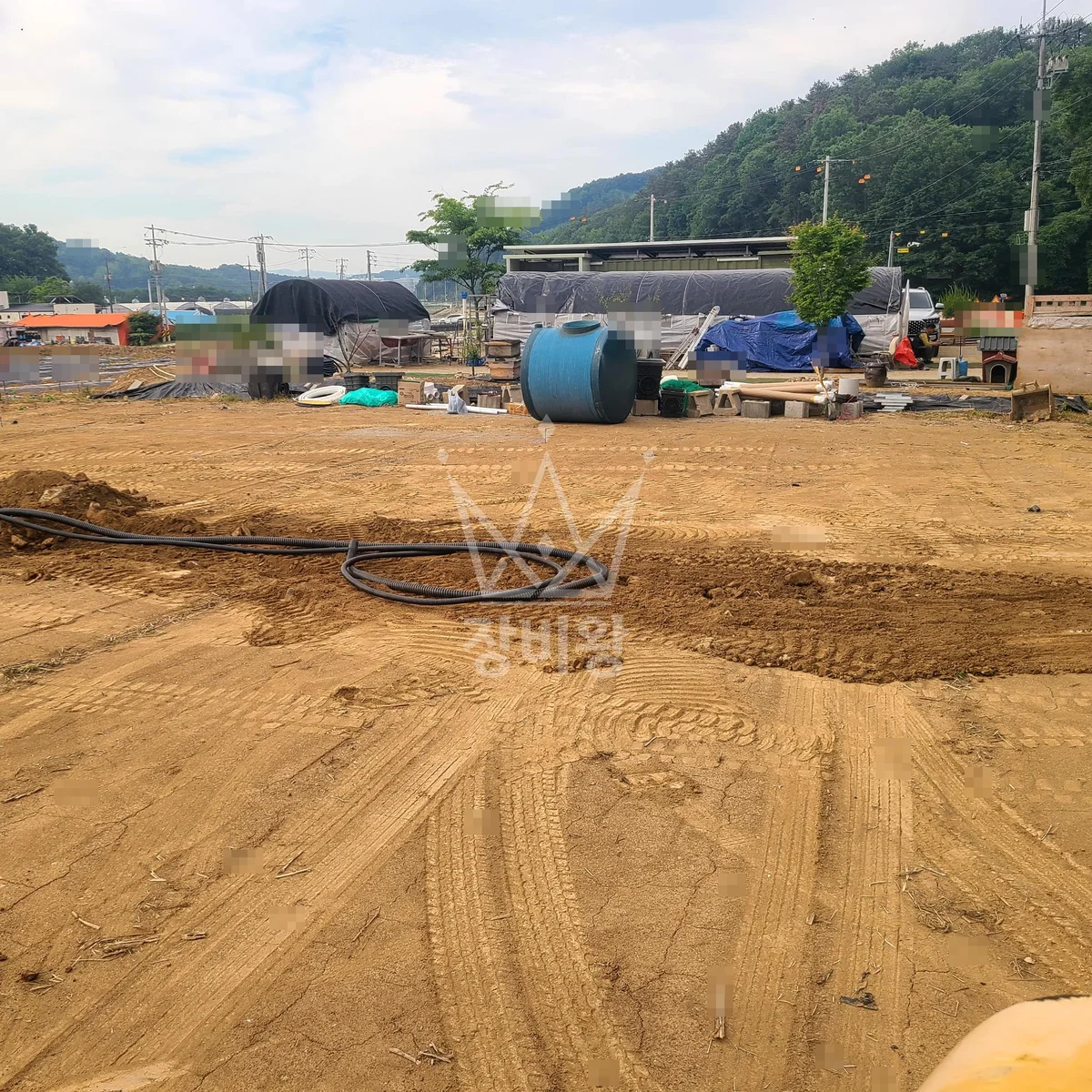 충남 천안시 포크레인 기초 작업 현장