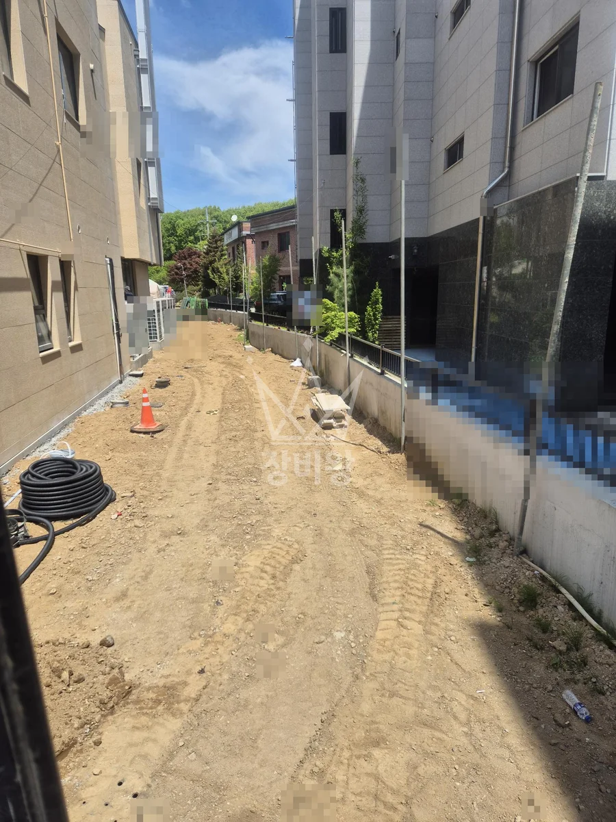 경기 수원시권선구 포크레인 기초 작업 현장