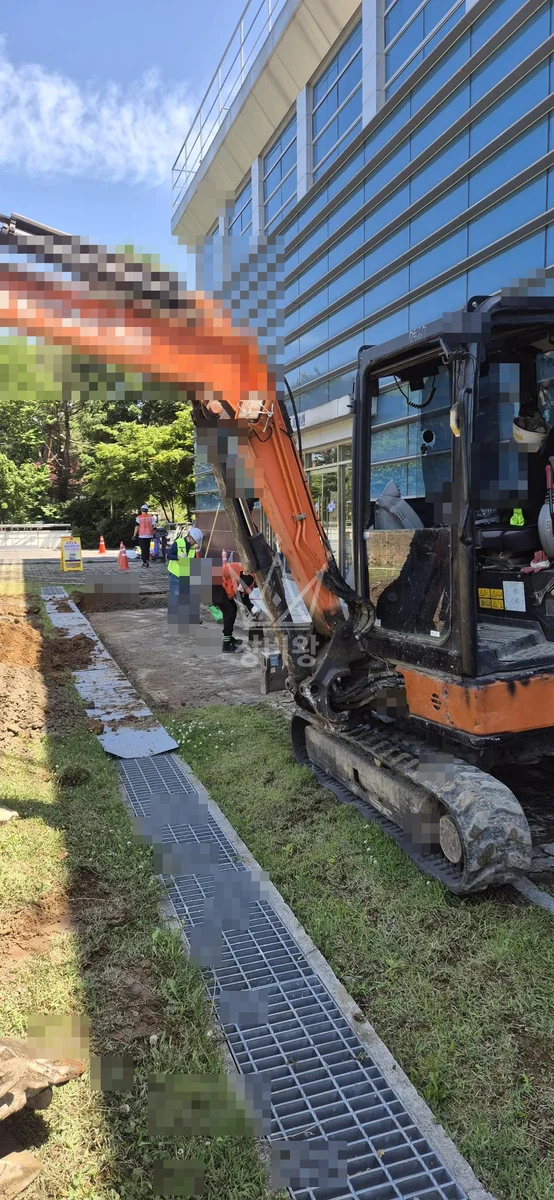 광주 남구 포크레인 철거 작업 현장