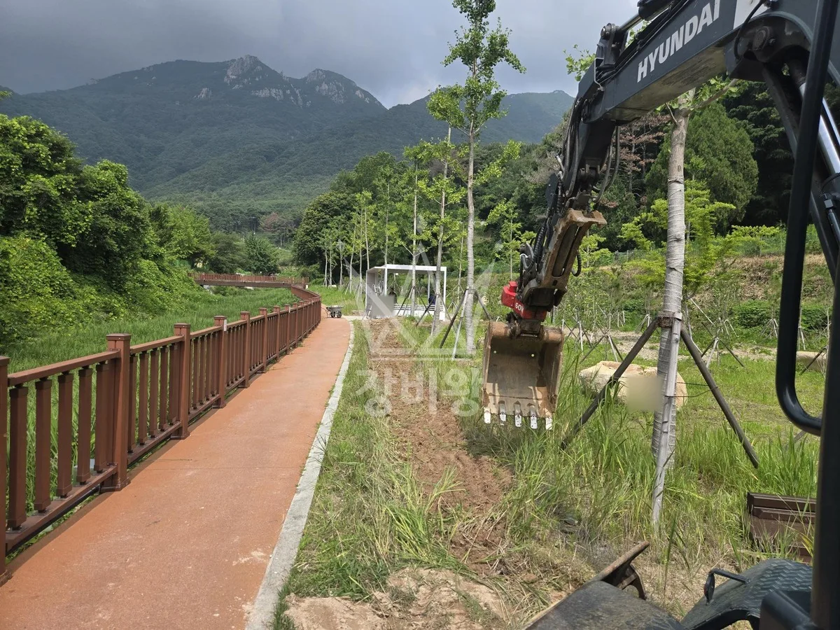 경남 양산시 포크레인 철거 작업 현장