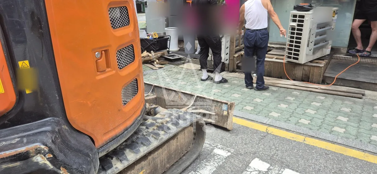 서울 강동구 포크레인 철거 작업 현장