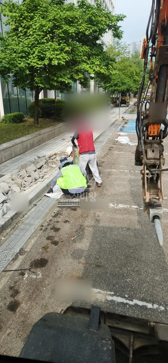 경기 수원시영통구 포크레인 철거 작업 현장