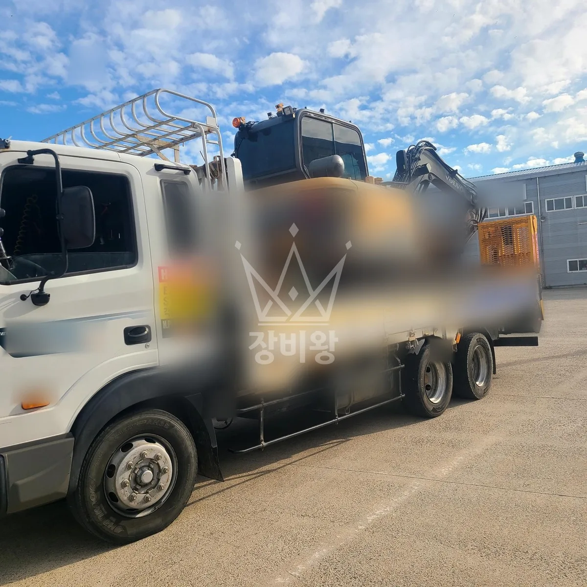 충남 부여군 포크레인 도로 작업 현장