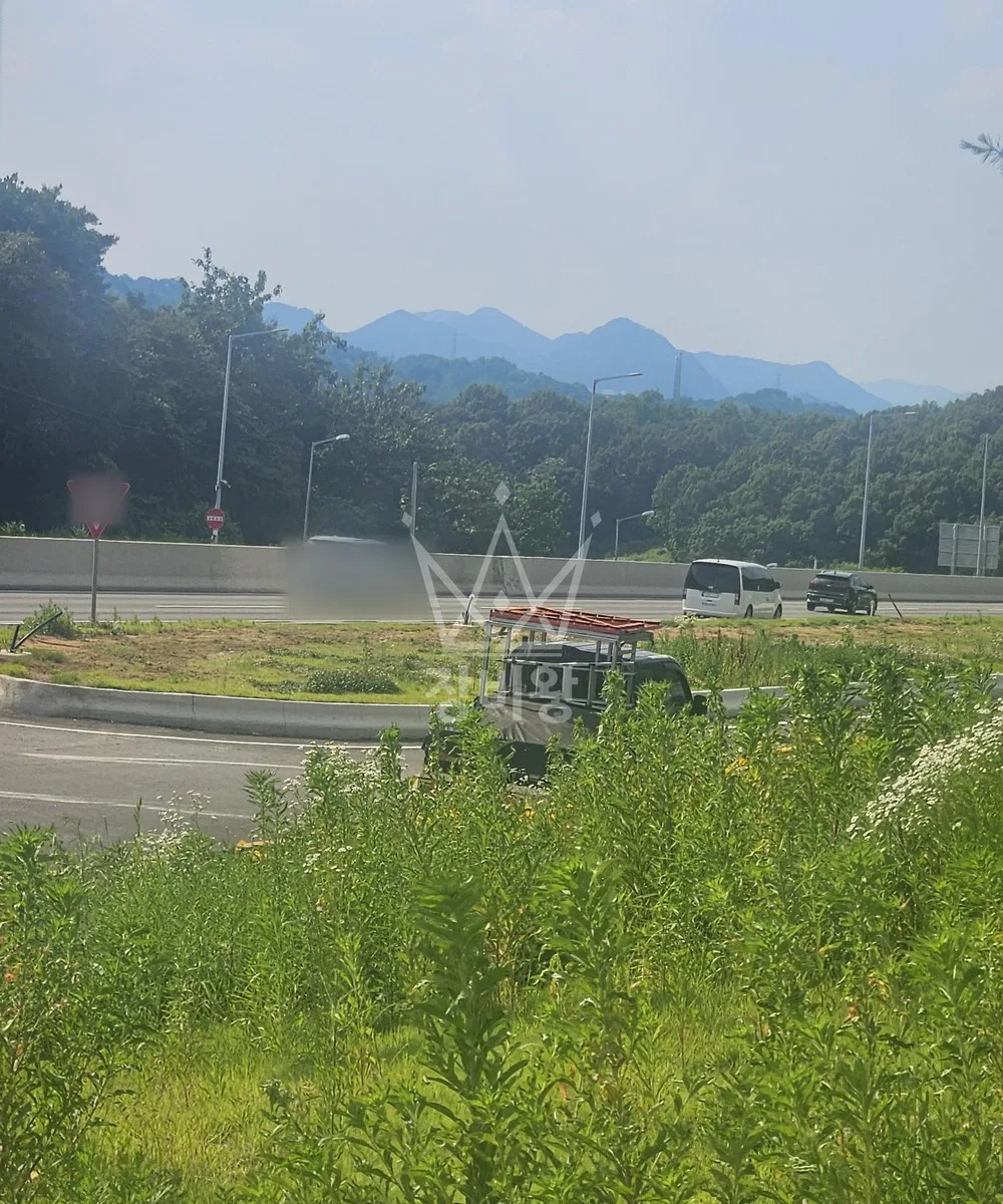 강원 고성군 포크레인 조경 작업 현장
