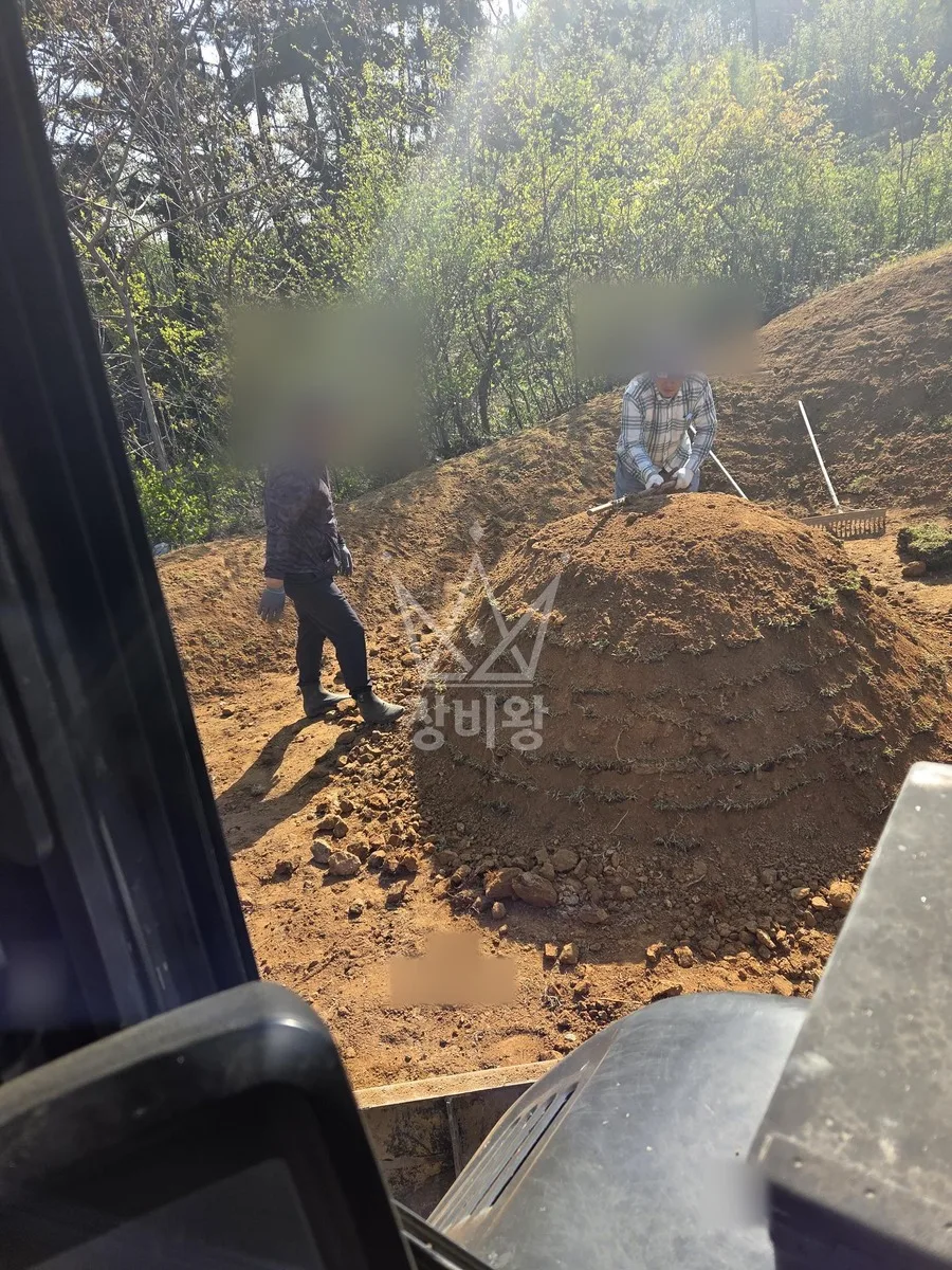 경기 연천군 포크레인 도로 작업 현장