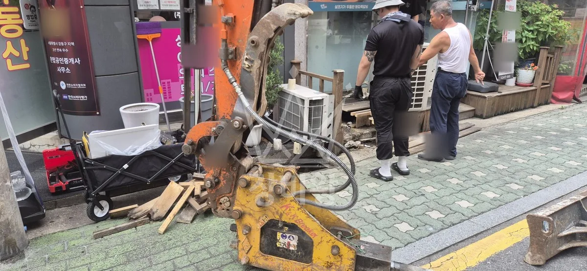 서울 중구 포크레인 철거 작업 현장