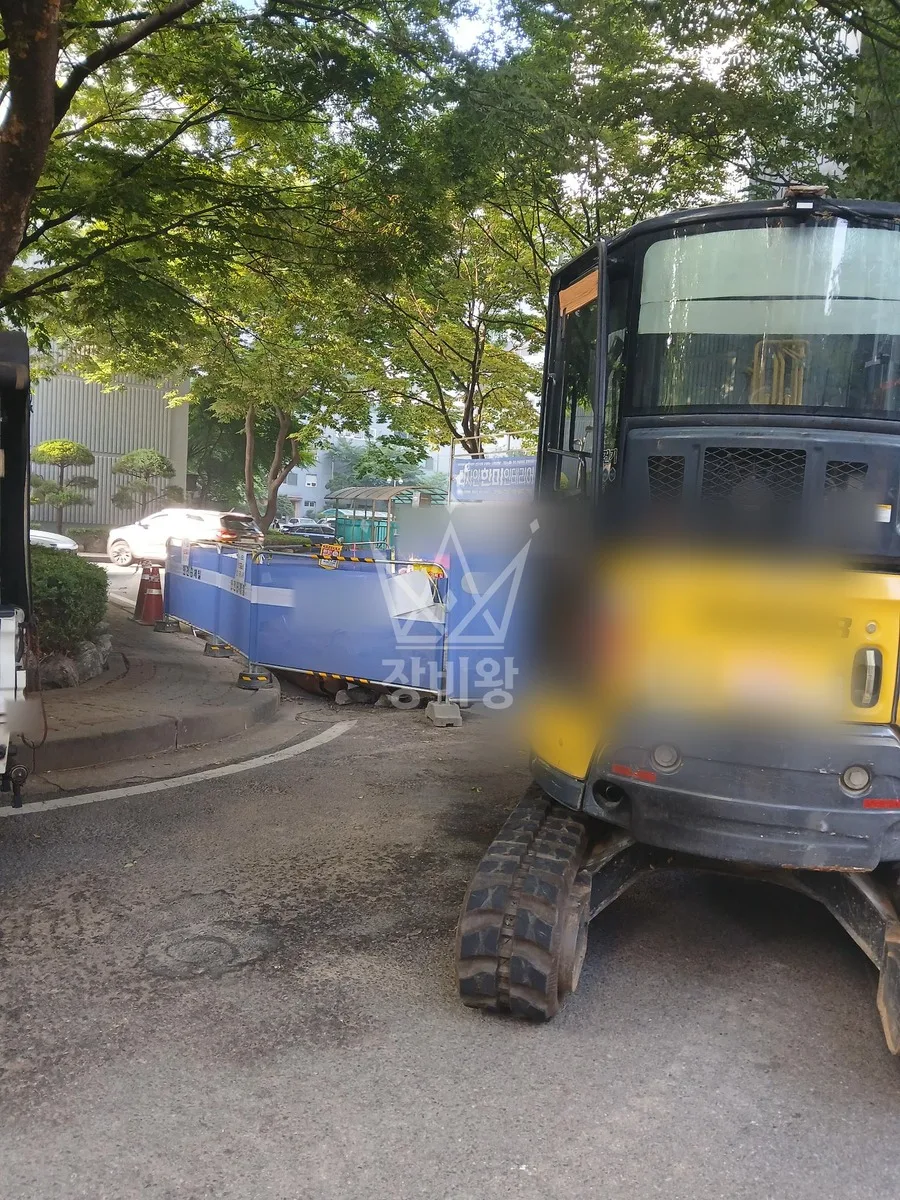 서울 송파구 포크레인 도로 작업 현장