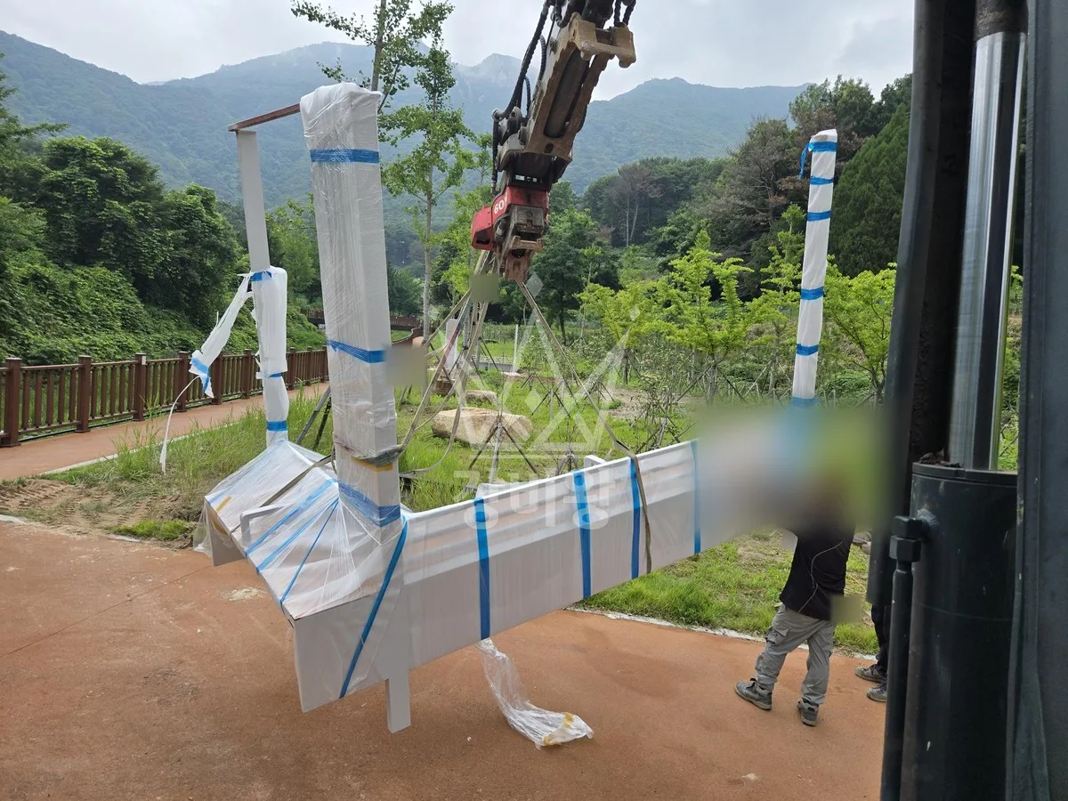 부산 중구 포크레인 기초 작업 현장