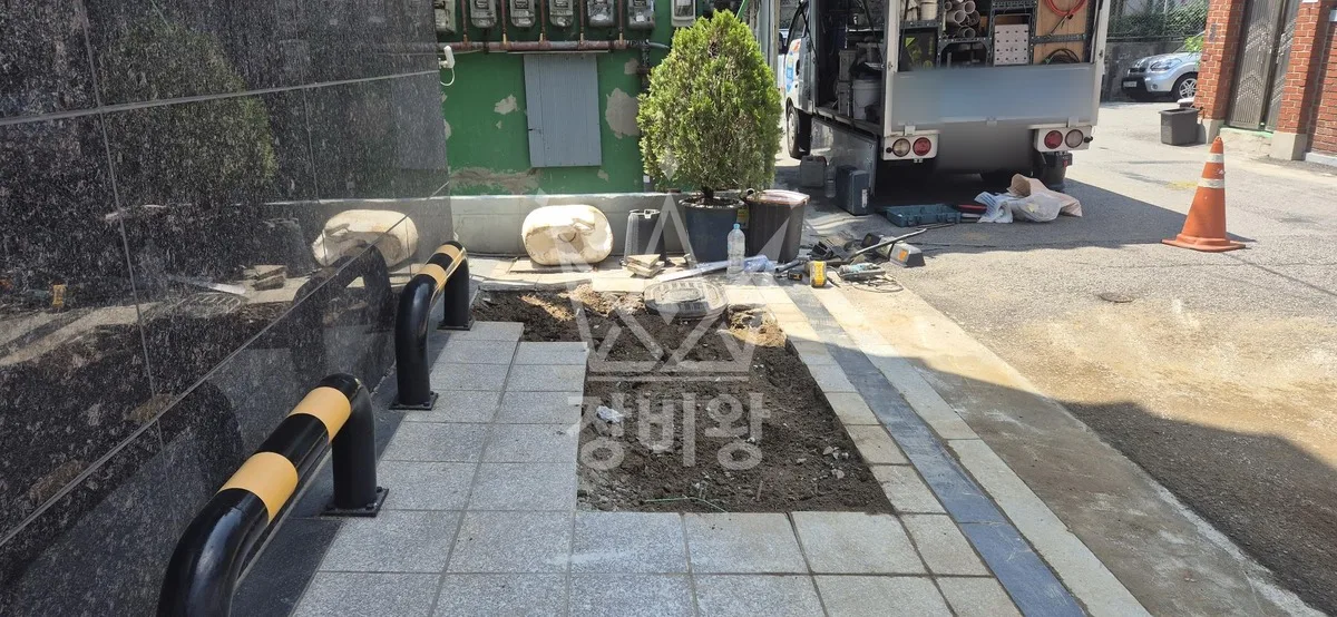 경기 안양시 포크레인 터파기 작업 현장