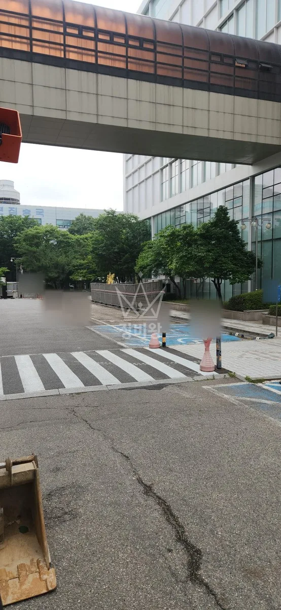 경기 성남시 포크레인 기초 작업 현장