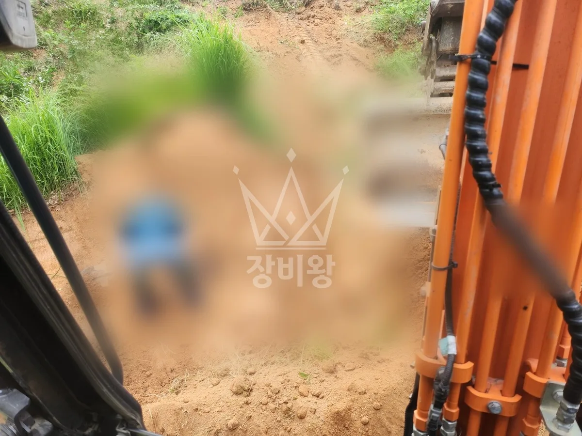 충북 영동군 포크레인 도로 작업 현장