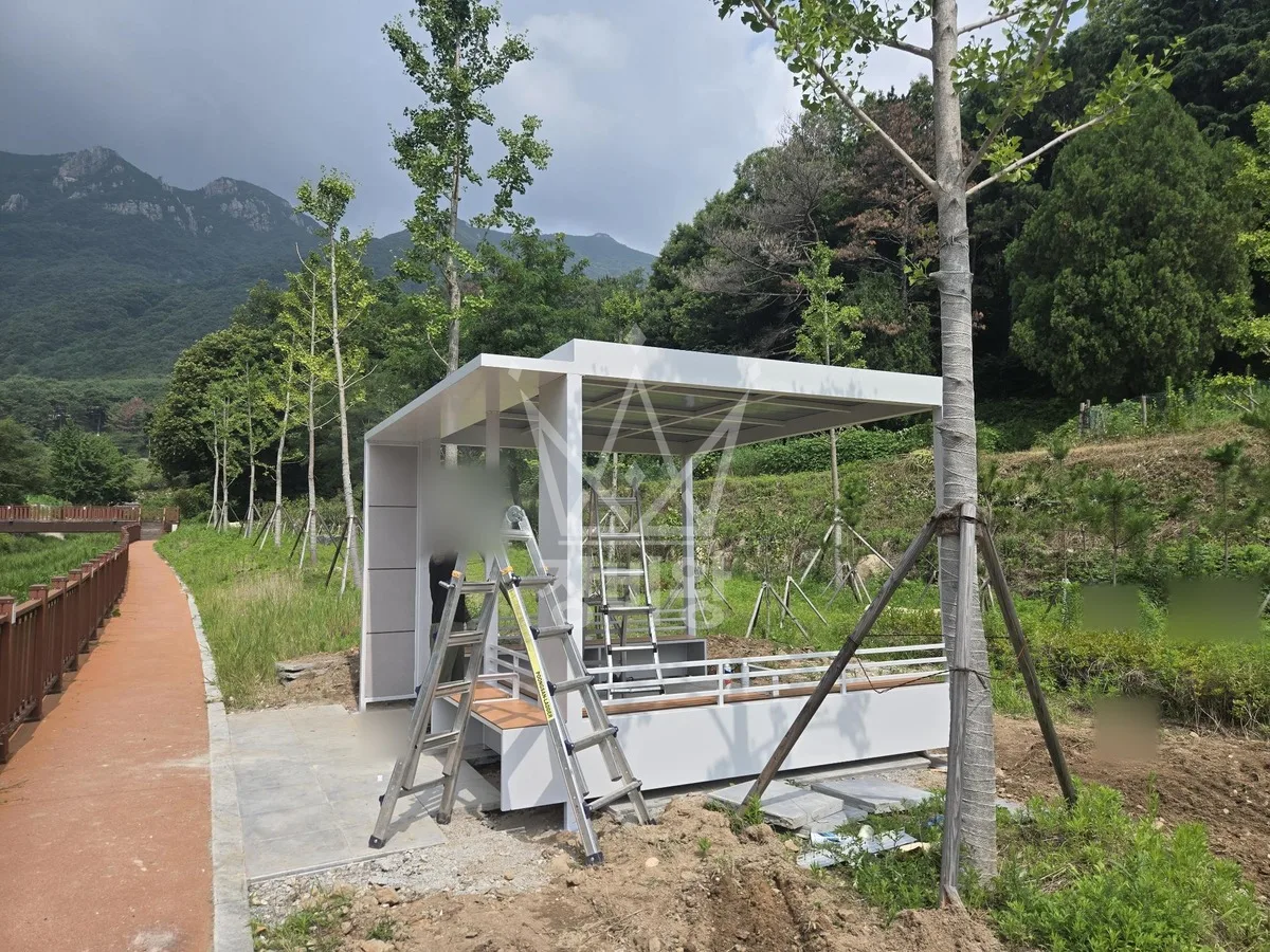 경남 포크레인 도로 작업 현장