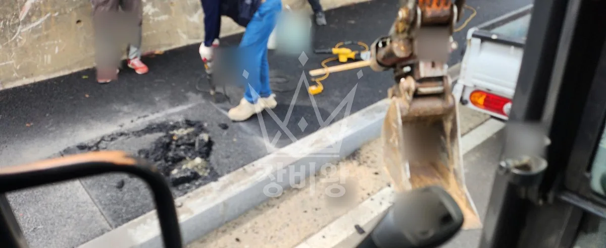 부산 강서구 화전동 포크레인 도로 작업 현장