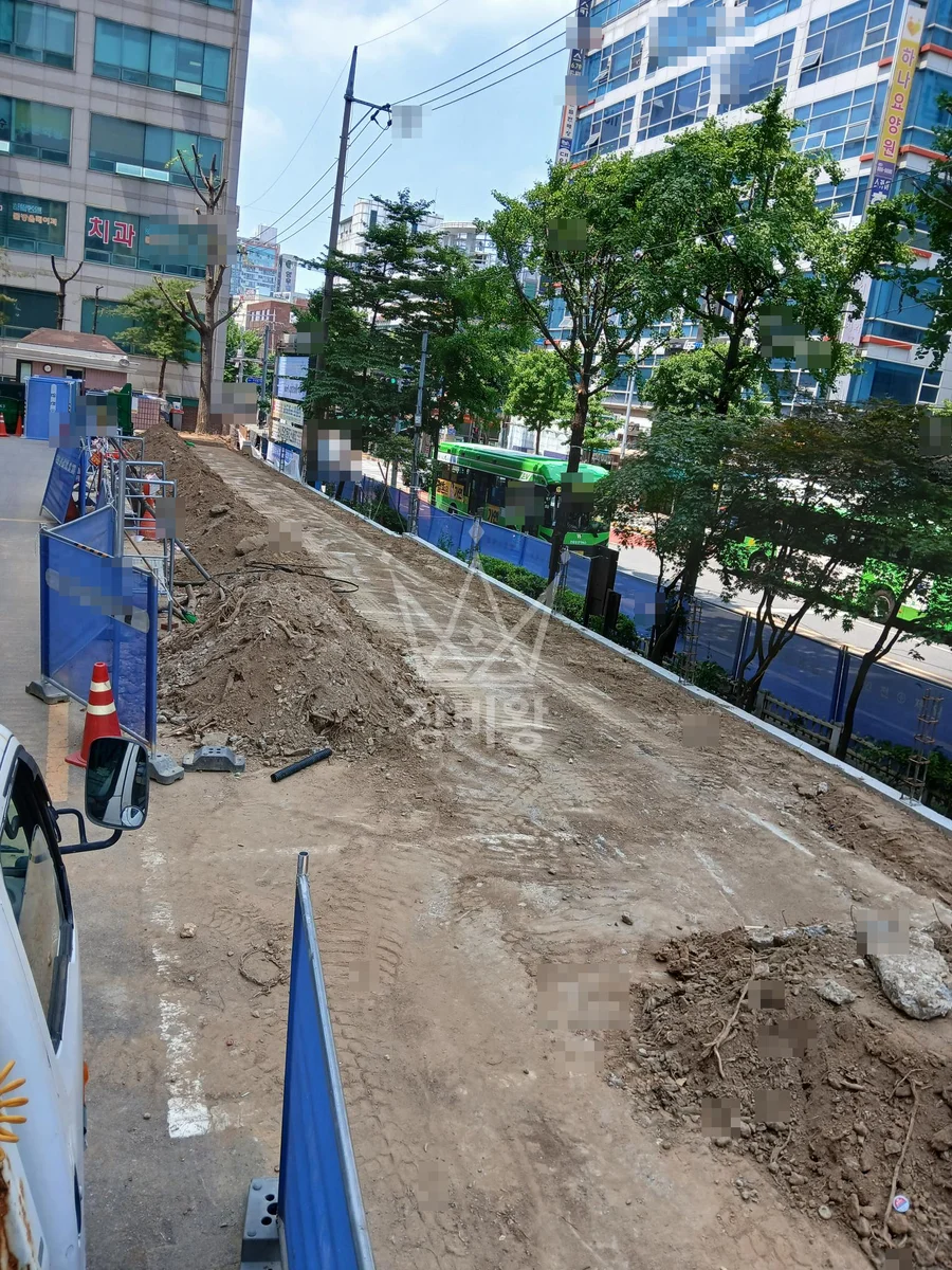 서울 마포구 포크레인 기초 작업 현장