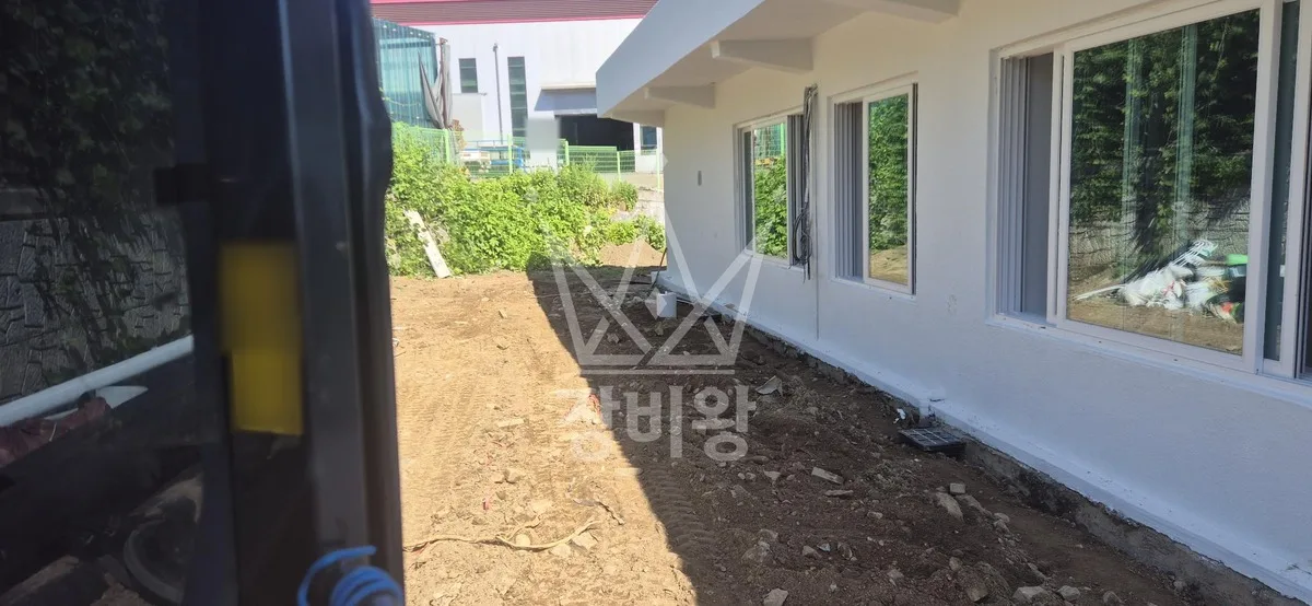경기 성남시분당구 포크레인 철거 작업 현장