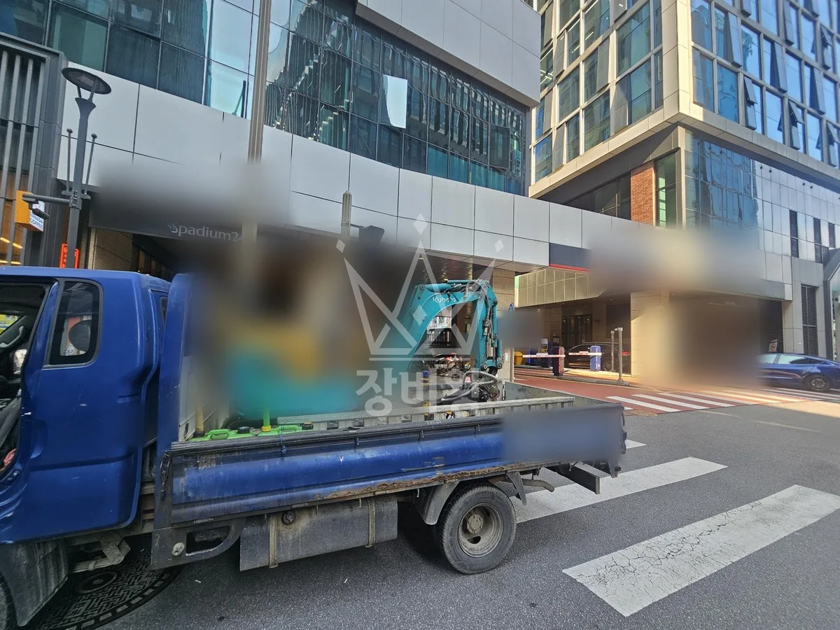 경기 안산시 포크레인 기초 작업 현장