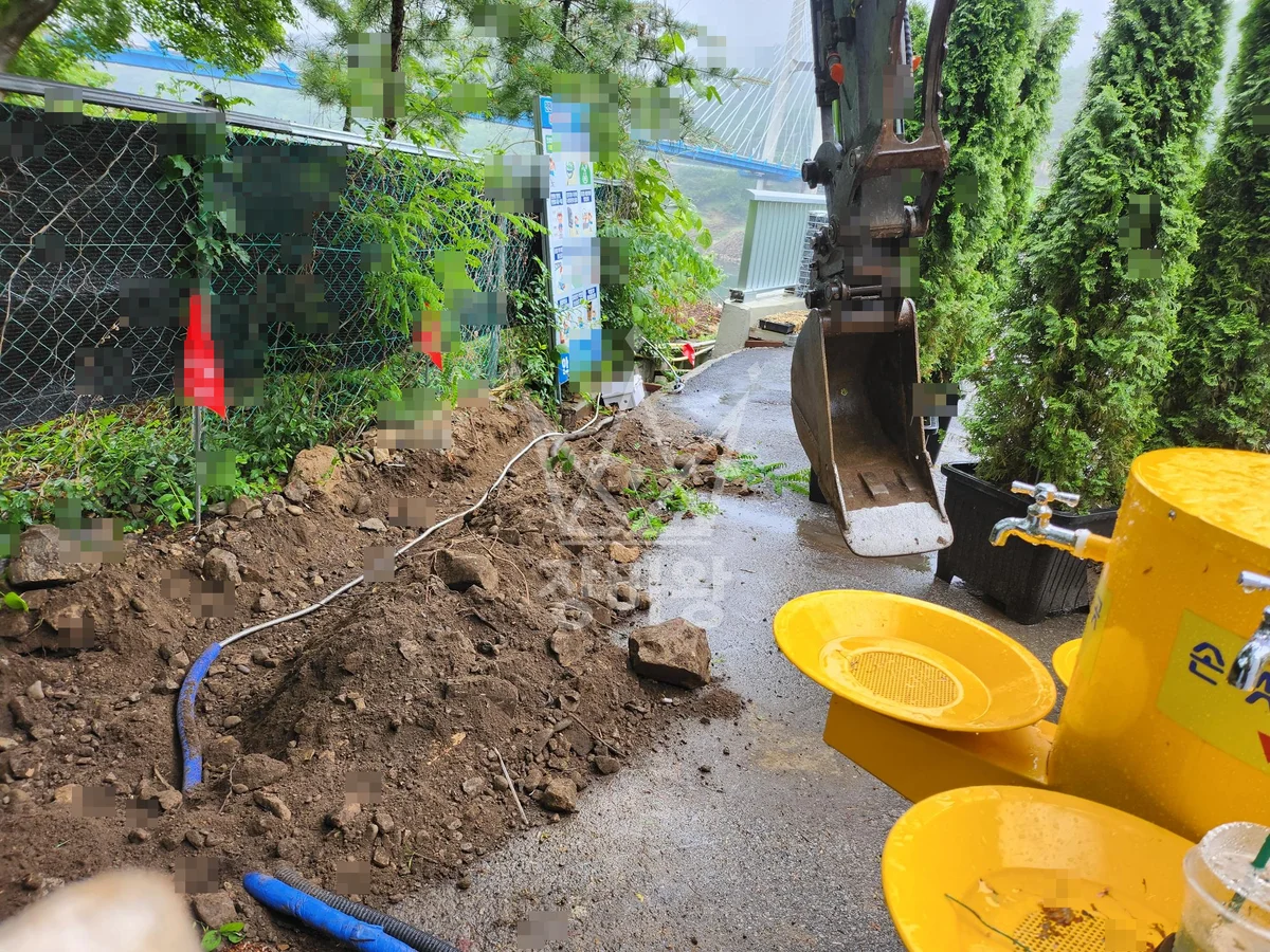 충북 진천군 포크레인 묘지 작업 현장