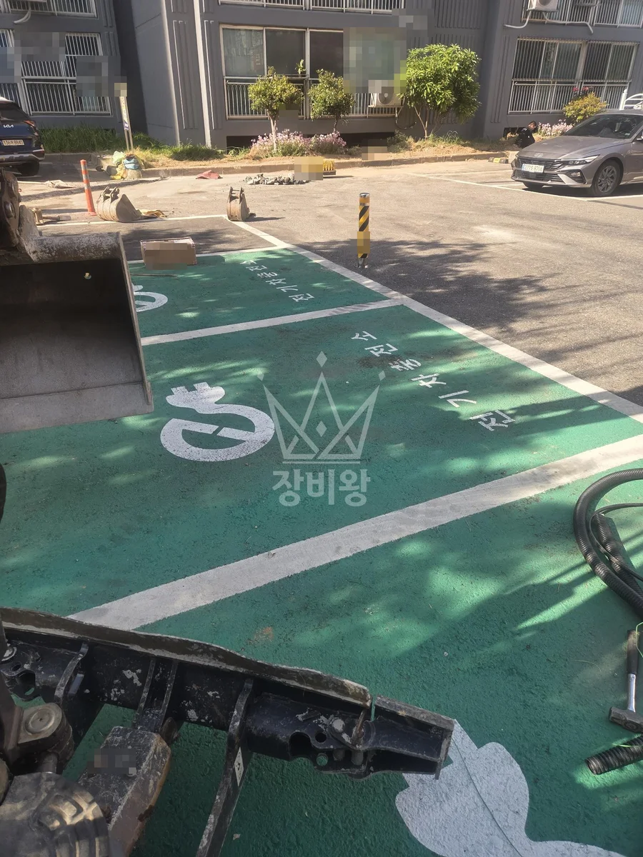 전남 영암군 포크레인 조경 작업 현장