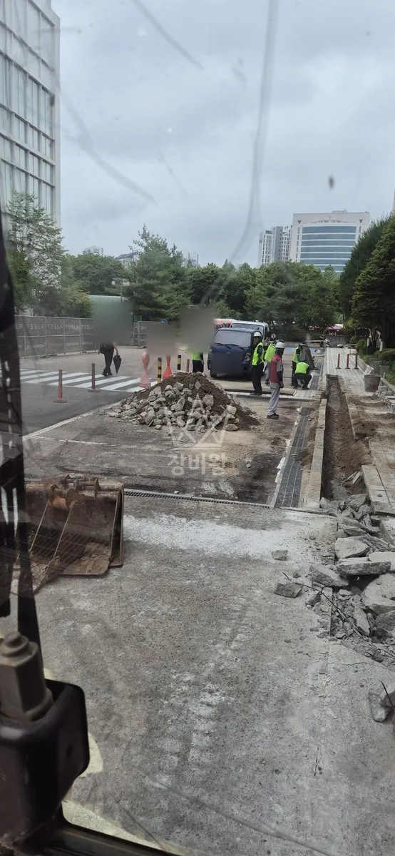 경기 안성시 서인동 포크레인 철거 작업 현장