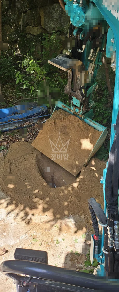 충북 음성군 포크레인 도로 작업 현장