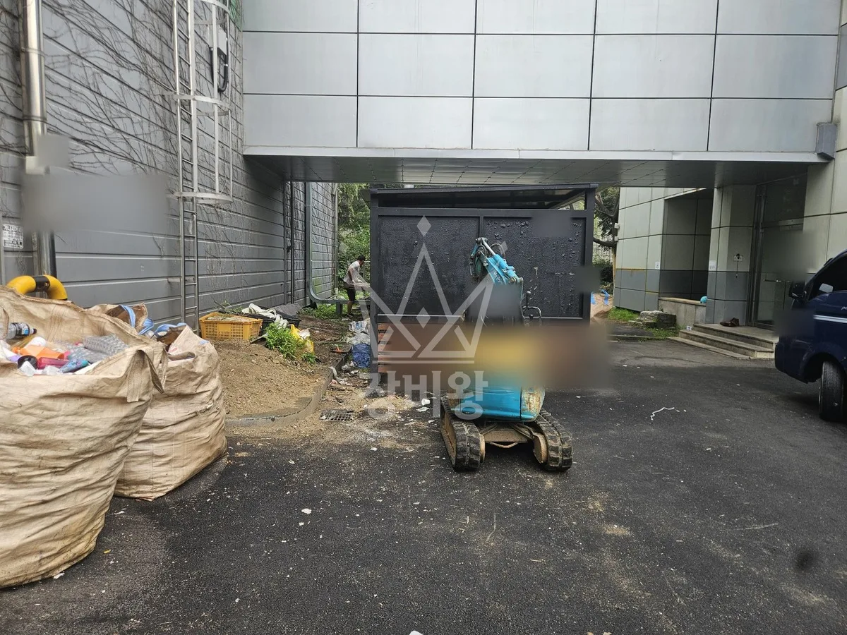 부산 수영구 포크레인 터파기 작업 현장