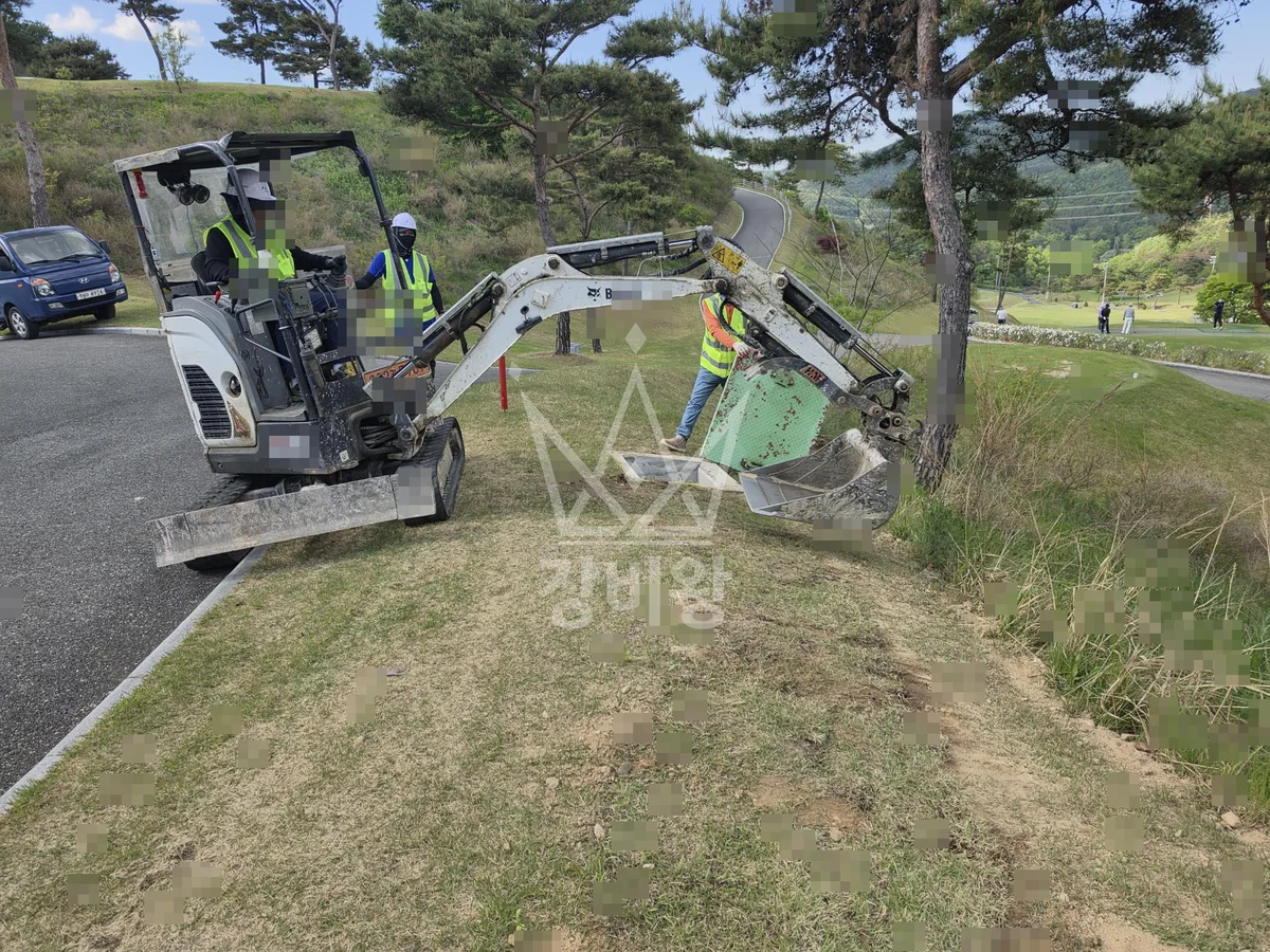 경기 안양시만안구 포크레인 철거 작업 현장