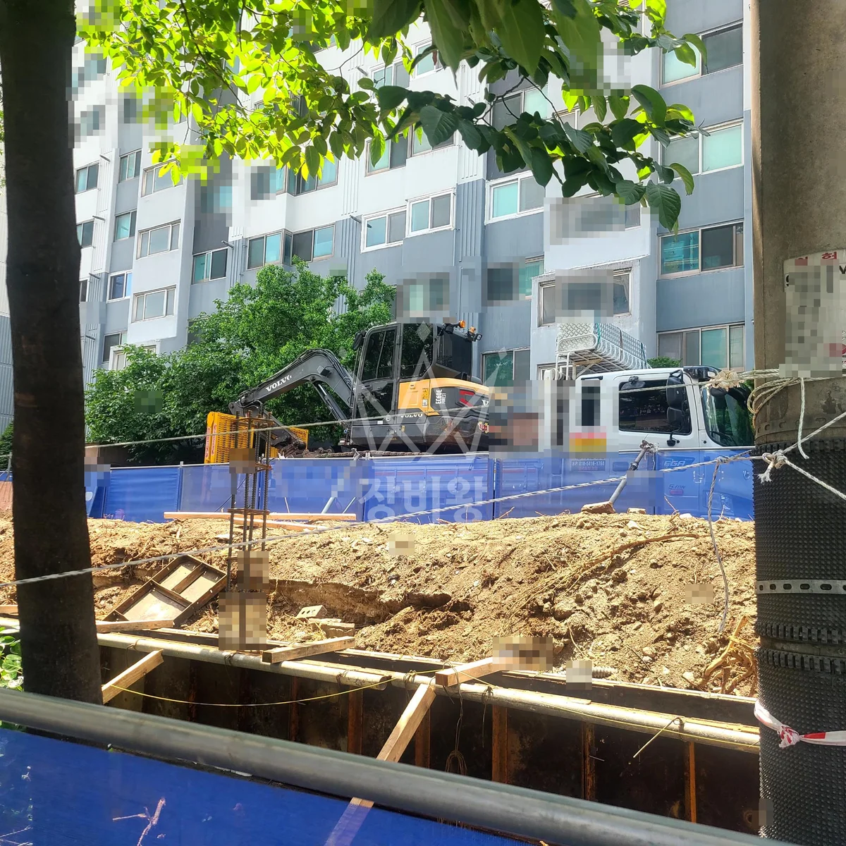 부산 사하구 포크레인 기초 작업 현장