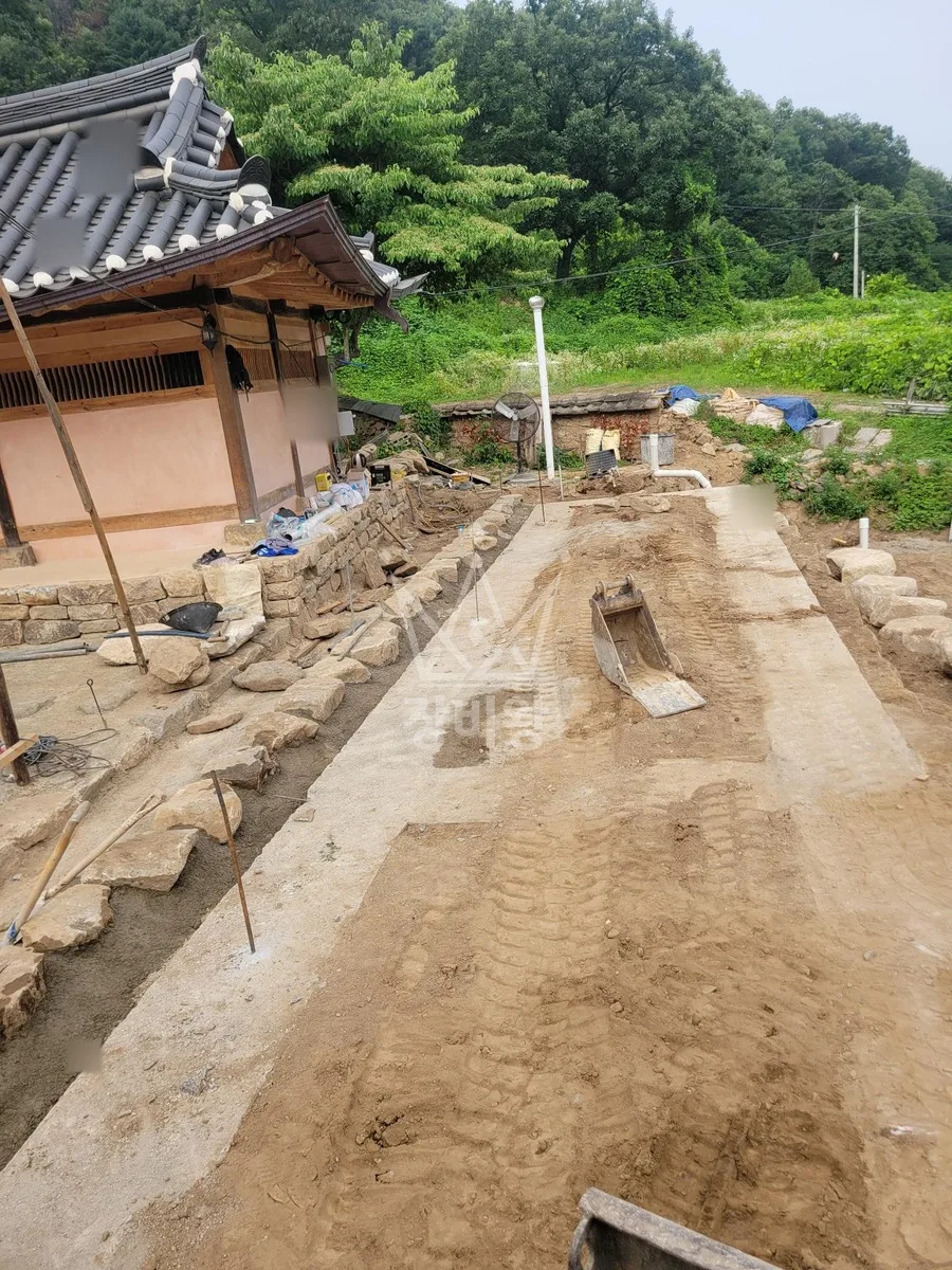 광주 북구 화암동 포크레인 기초 작업 현장