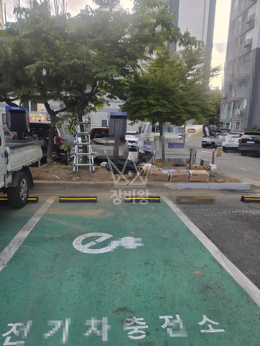 전남 완도군 포크레인 묘지 작업 현장
