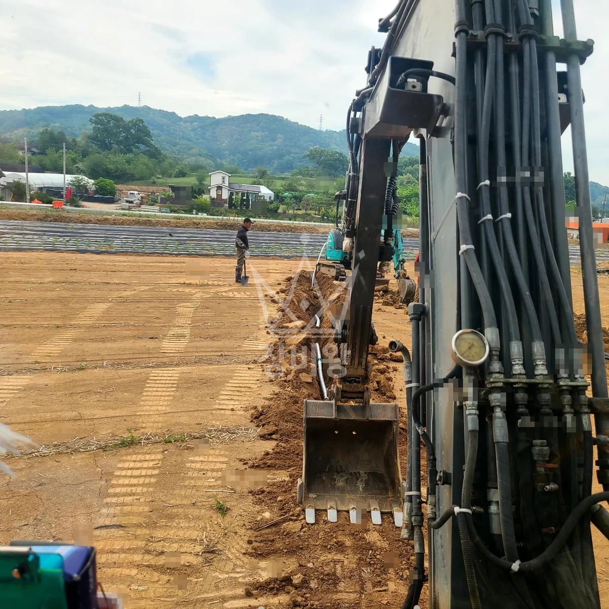 충남 아산시 포크레인 배관 작업 현장