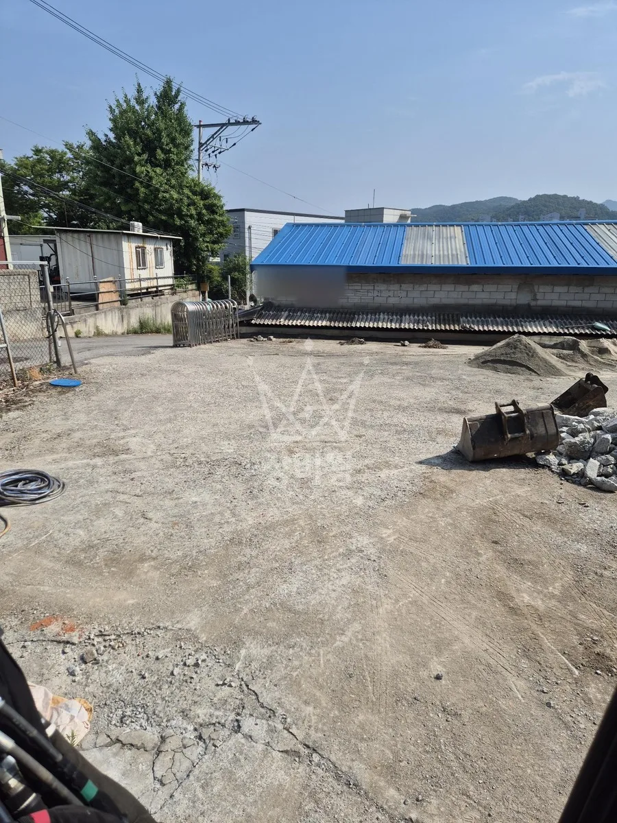 부산 중구 포크레인 기초 작업 현장