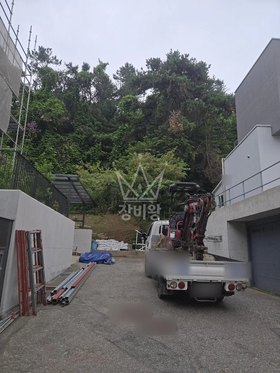 경기 연천군 연천읍 포크레인 묘지 작업 현장