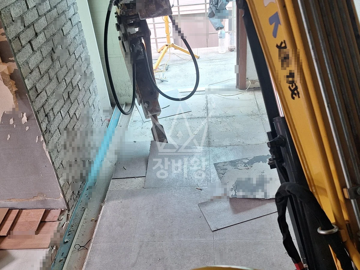 경기 화성시 포크레인 철거 작업 현장