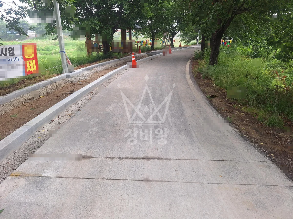 충북 음성군 포크레인 묘지 작업 현장