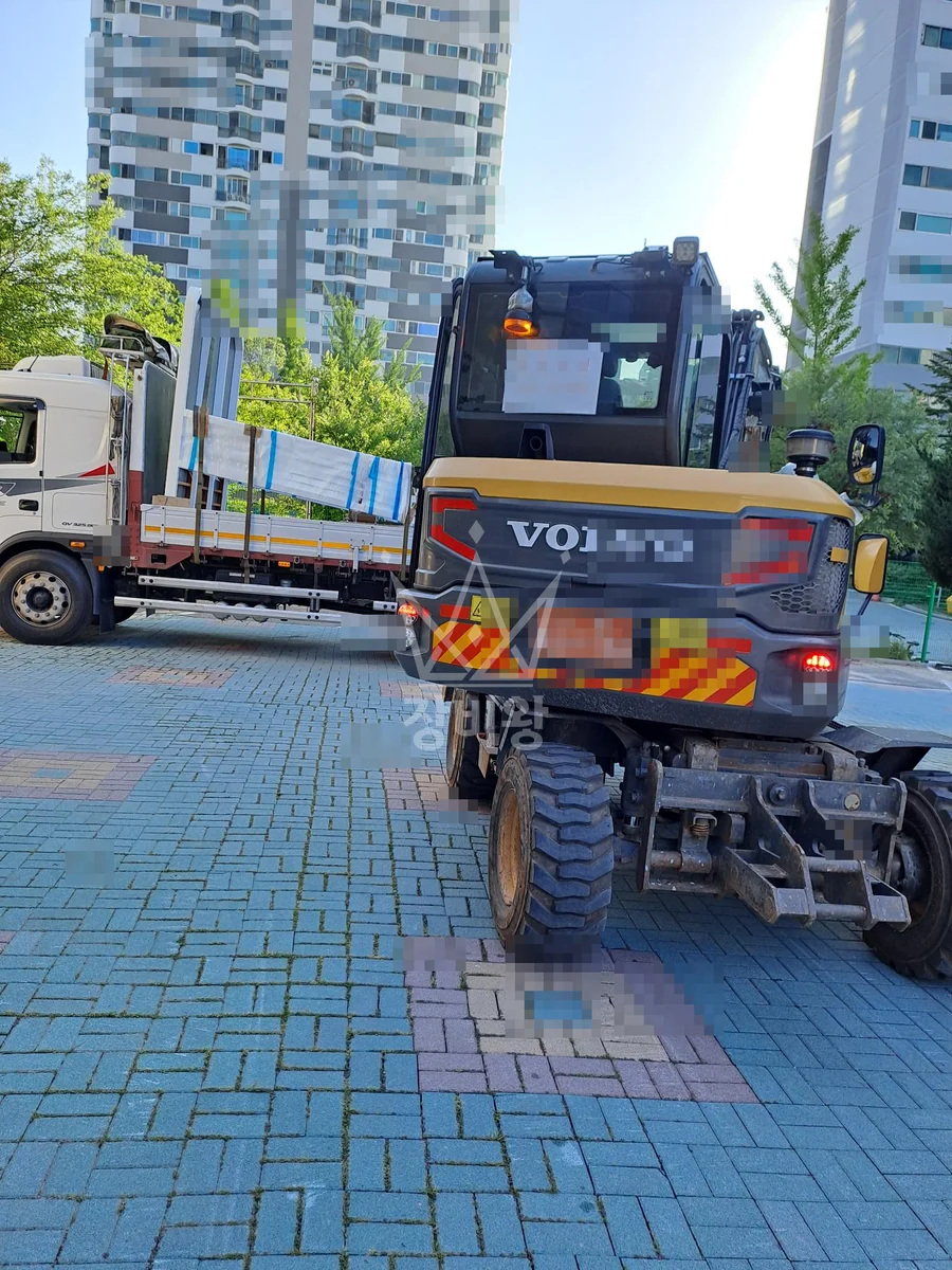 경기 포크레인 기초 작업 현장