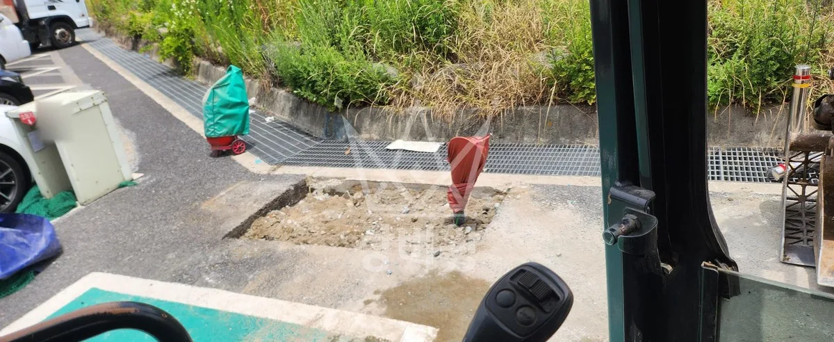 충남 부여군 포크레인 도로 작업 현장