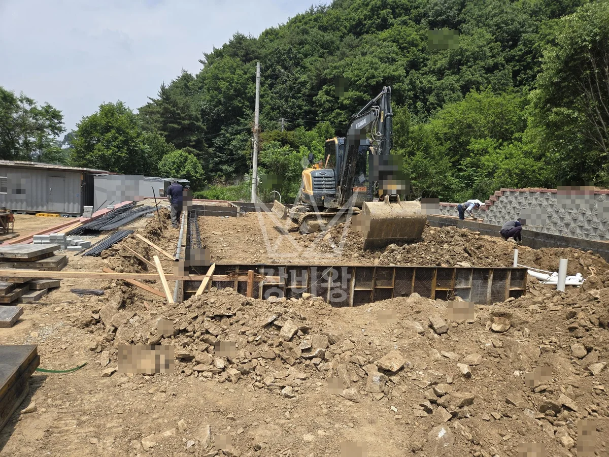 충북 청주시청원구 포크레인 도로 작업 현장
