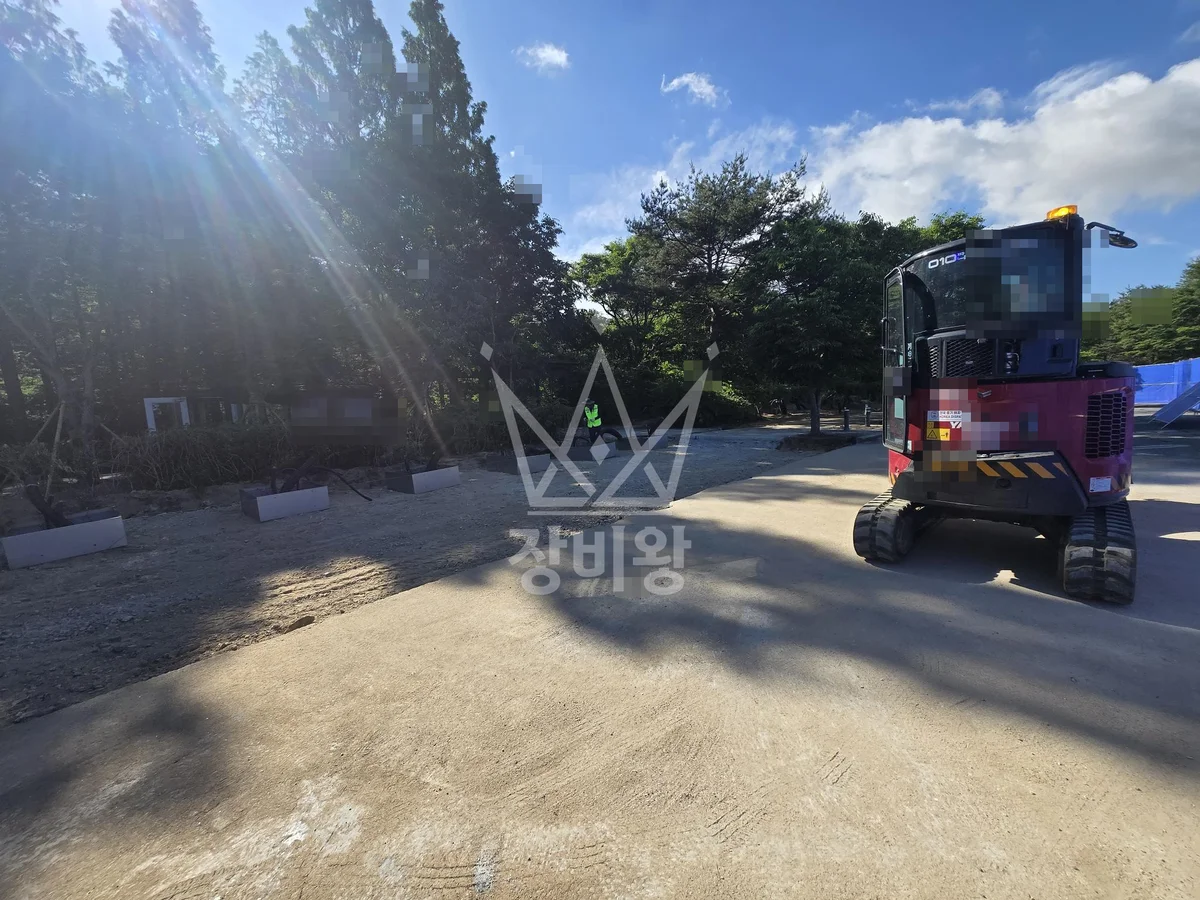 충남 금산군 포크레인 도로 작업 현장