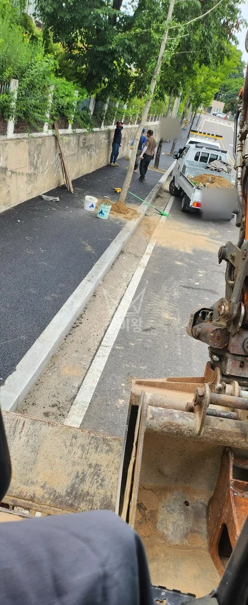 부산 사상구 포크레인 도로 작업 현장