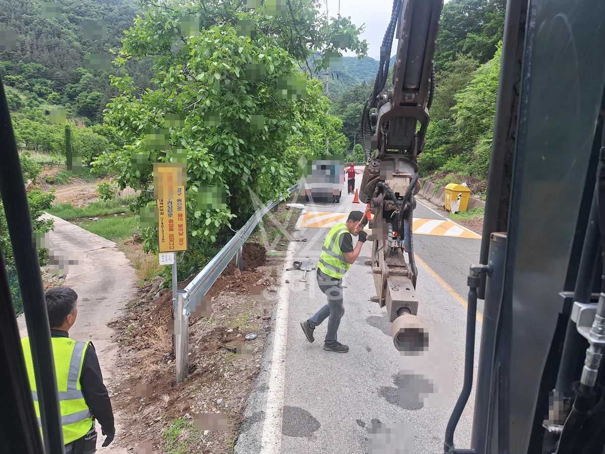 충북 제천시 포크레인 도로 작업 현장