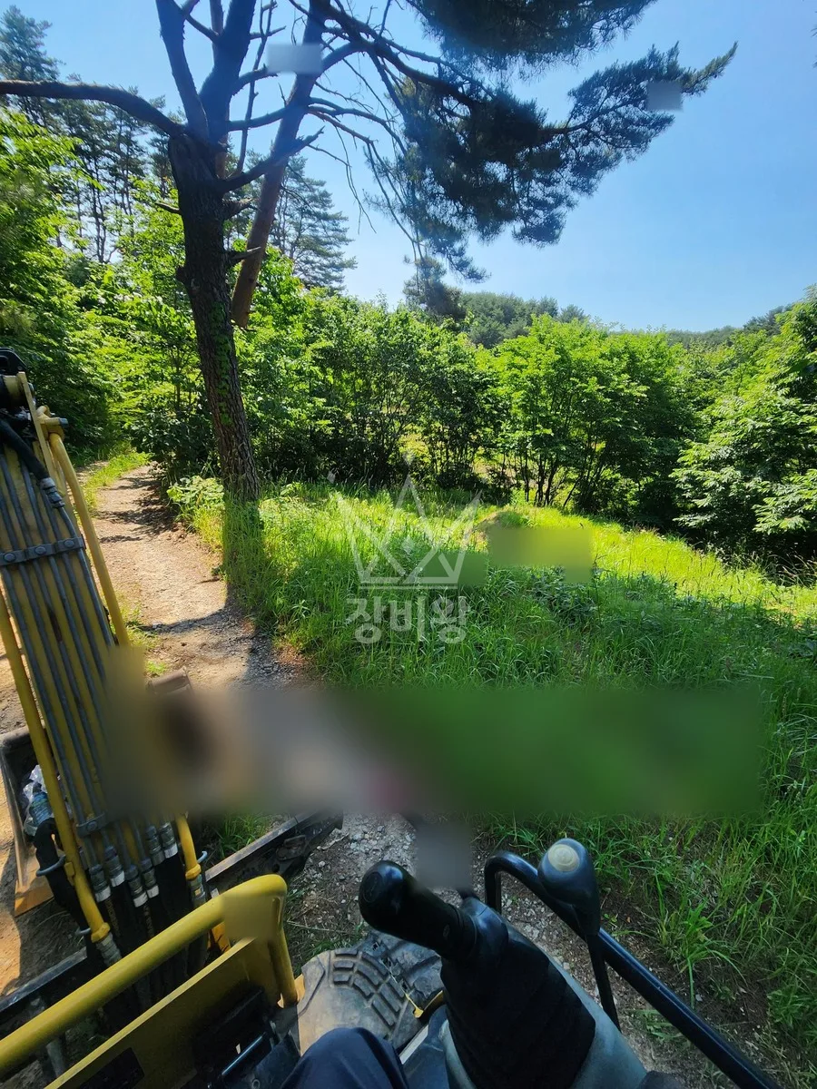 강원 인제군 포크레인 도로 작업 현장