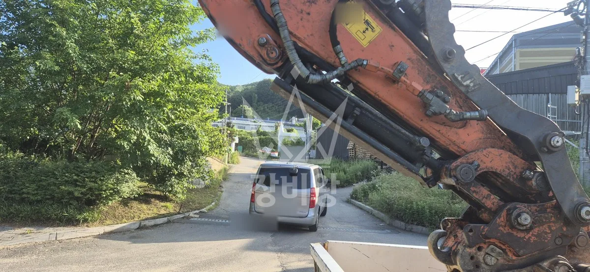 경기 성남시중원구 포크레인 도로 작업 현장