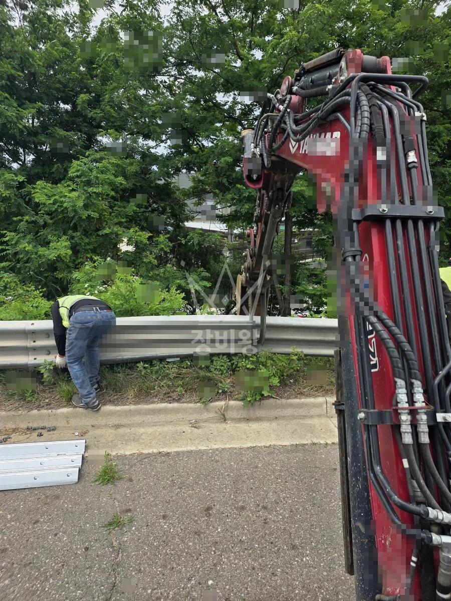 부산 연제구 포크레인 도로 작업 현장